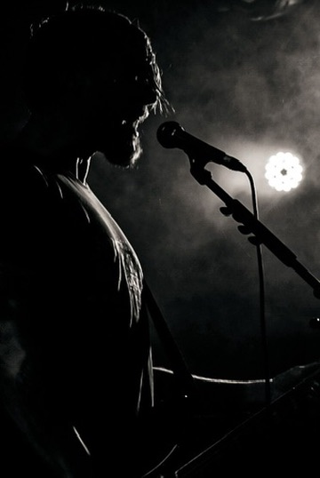 Bass und Gesang als Bühnensilhouette